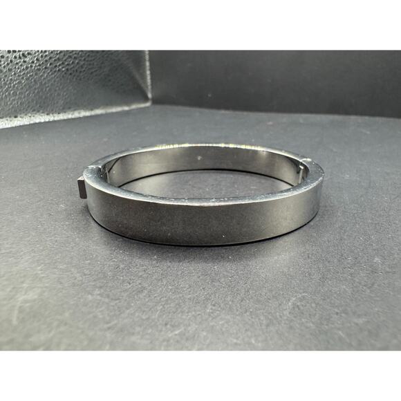 Vintage J. Crew Signed Hinged Bracelet Bangle Solid Silver Tone 2.33" - Picture 1 of 10